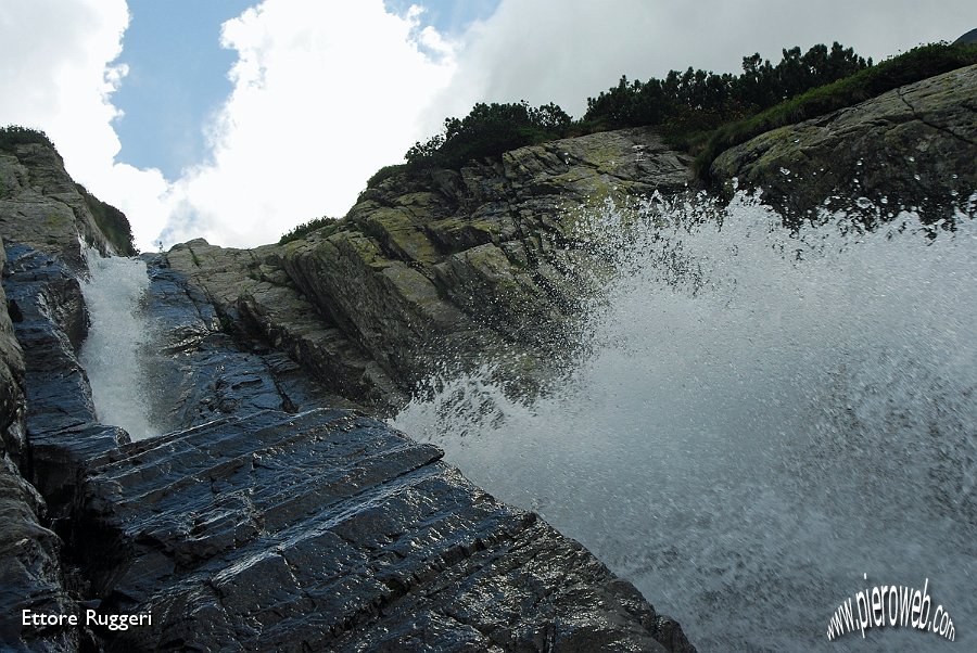 27 - Un attimo fugace alla cascata.JPG